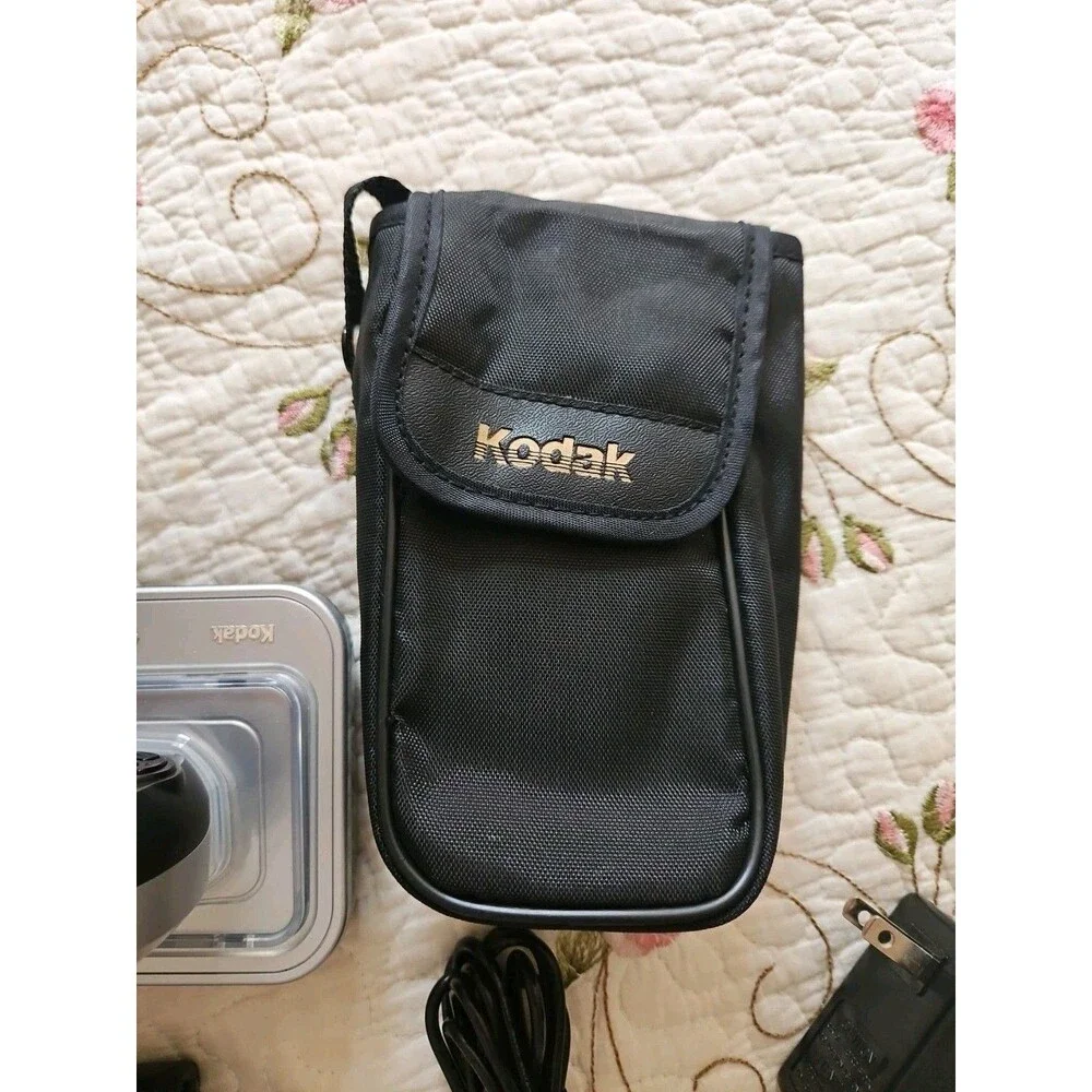 Kodak Digital Camera EasyShare CX6200 2.0MP Silver With Docking Station And Case